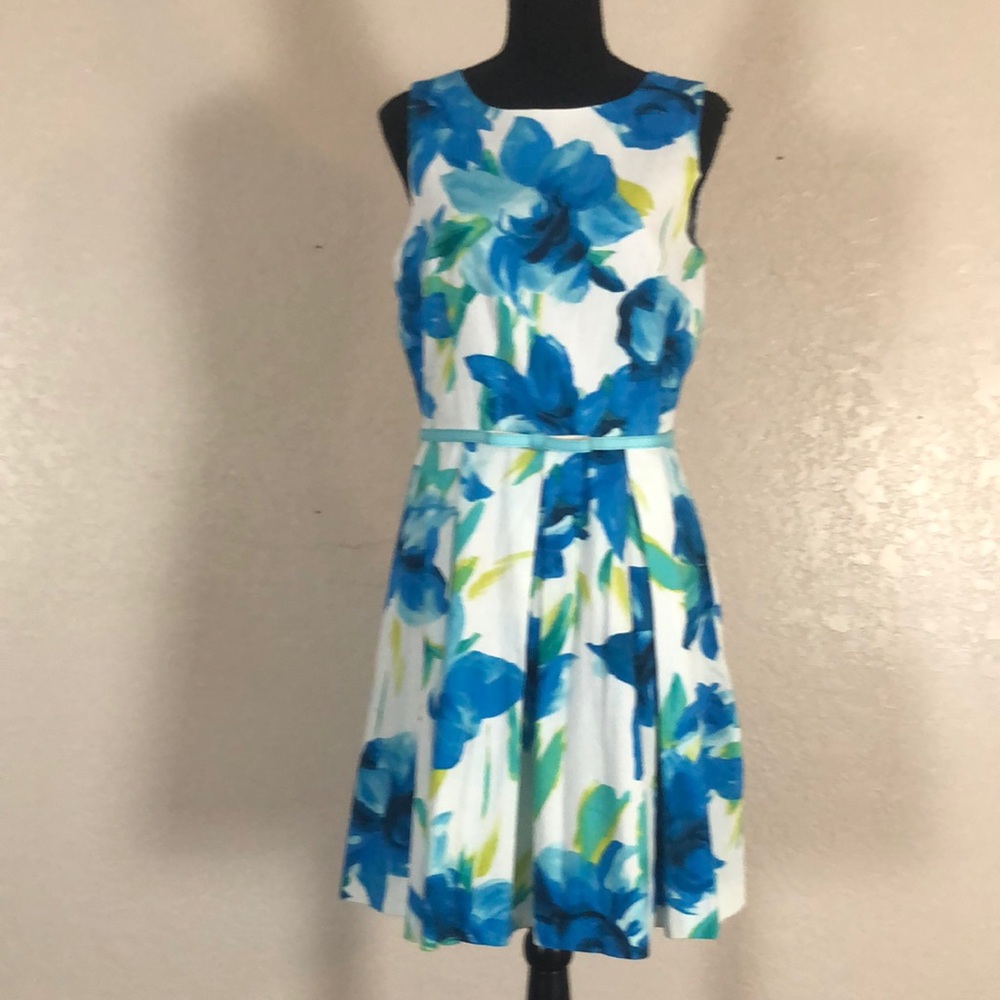 26 NWOT Cb Sleeveless Floral Dress w/pockets & Belt Embellishment. Sz10